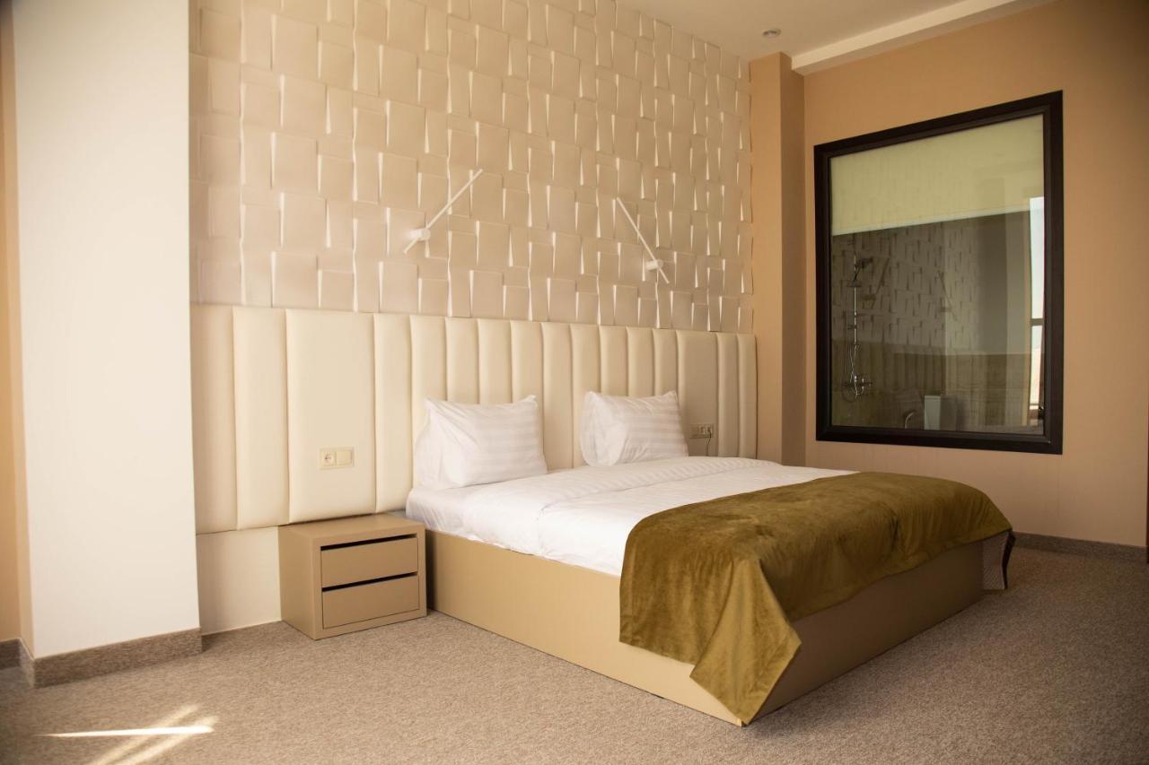 Port Plaza Evn Hotell P'arak'ar Exteriör bild