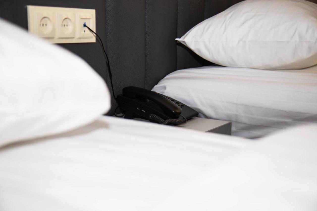 Port Plaza Evn Hotell P'arak'ar Exteriör bild