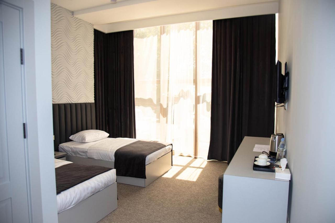 Port Plaza Evn Hotell P'arak'ar Exteriör bild