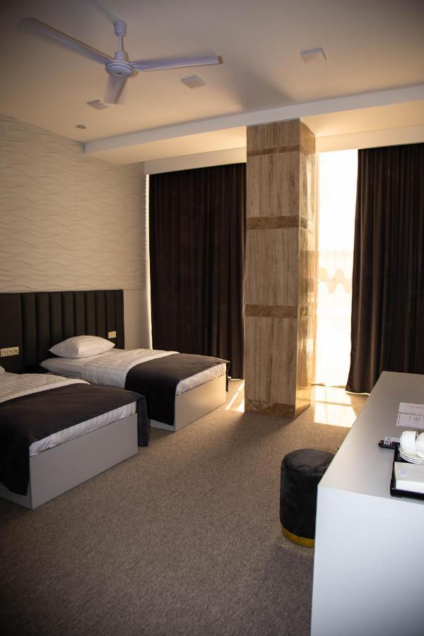 Port Plaza Evn Hotell P'arak'ar Exteriör bild
