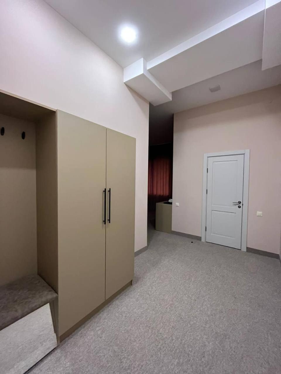 Port Plaza Evn Hotell P'arak'ar Exteriör bild