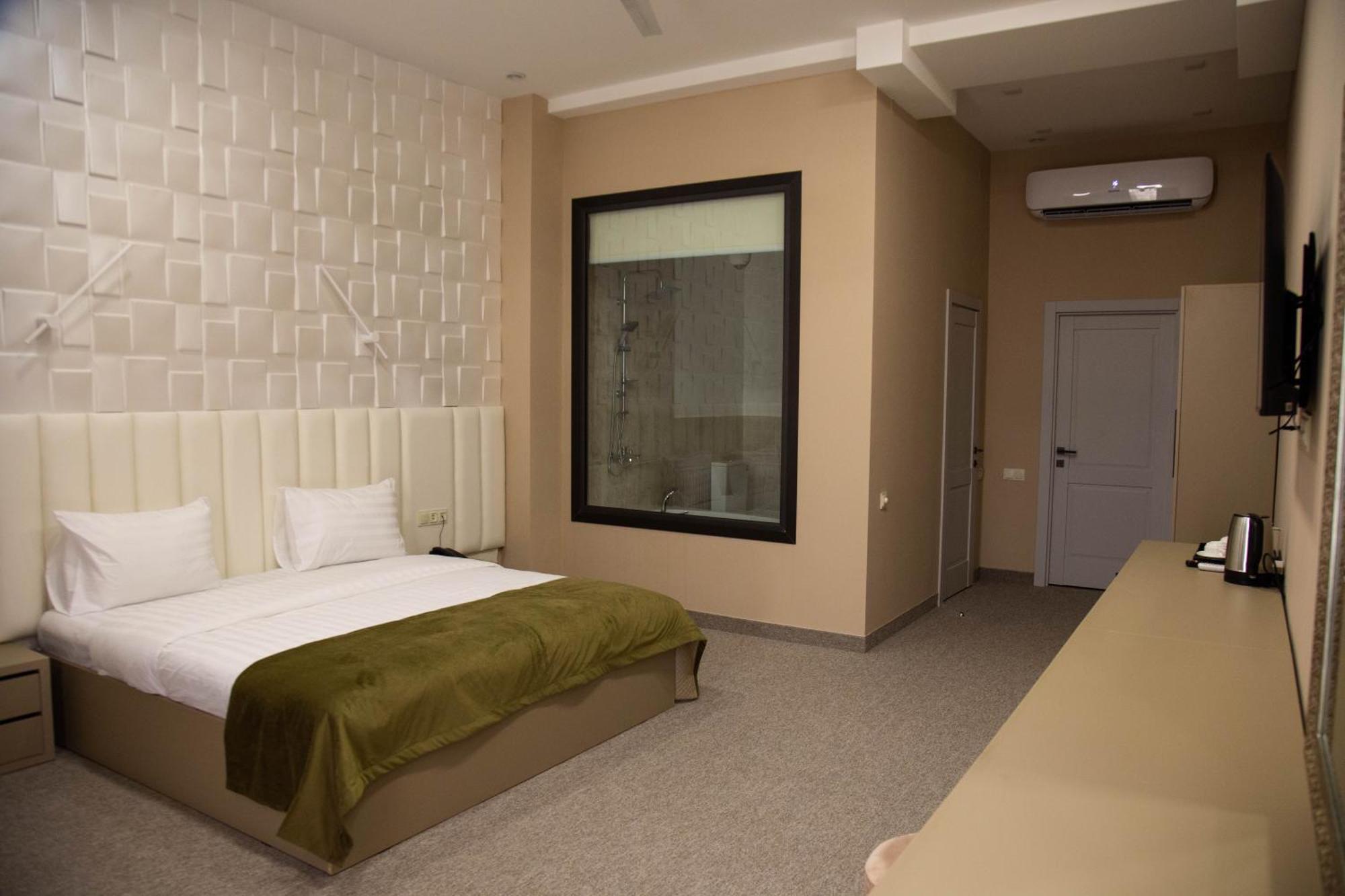 Port Plaza Evn Hotell P'arak'ar Exteriör bild