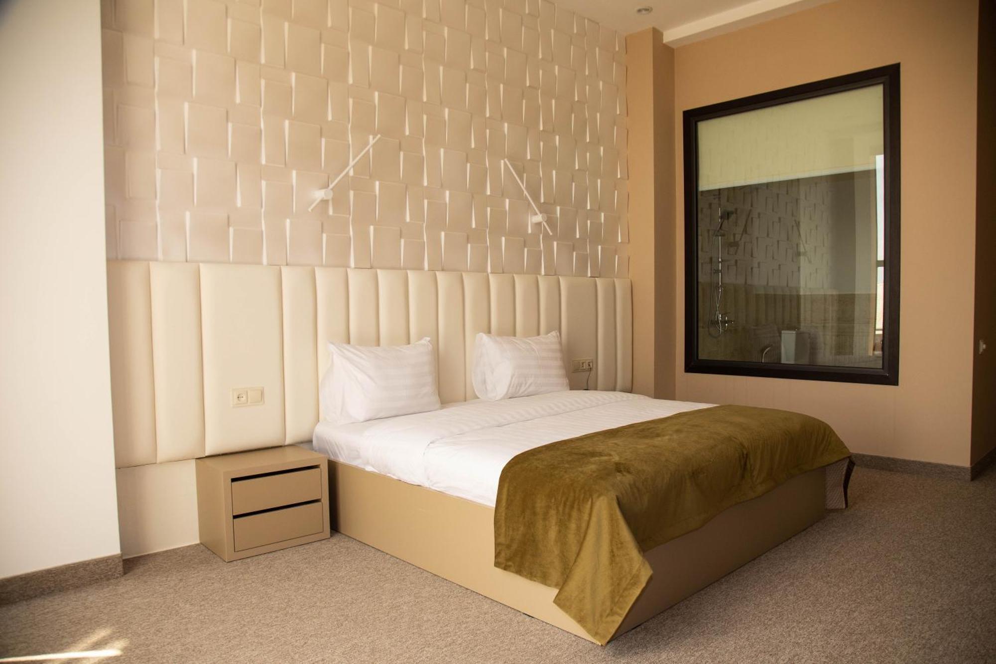 Port Plaza Evn Hotell P'arak'ar Exteriör bild