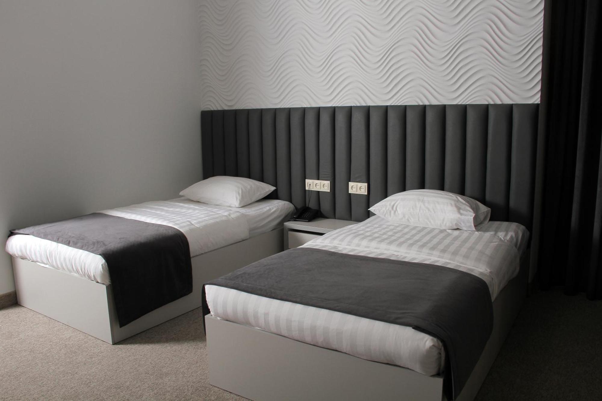 Port Plaza Evn Hotell P'arak'ar Exteriör bild