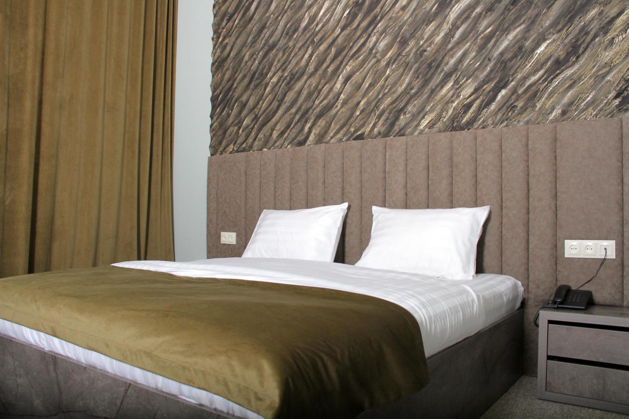 Port Plaza Evn Hotell P'arak'ar Exteriör bild