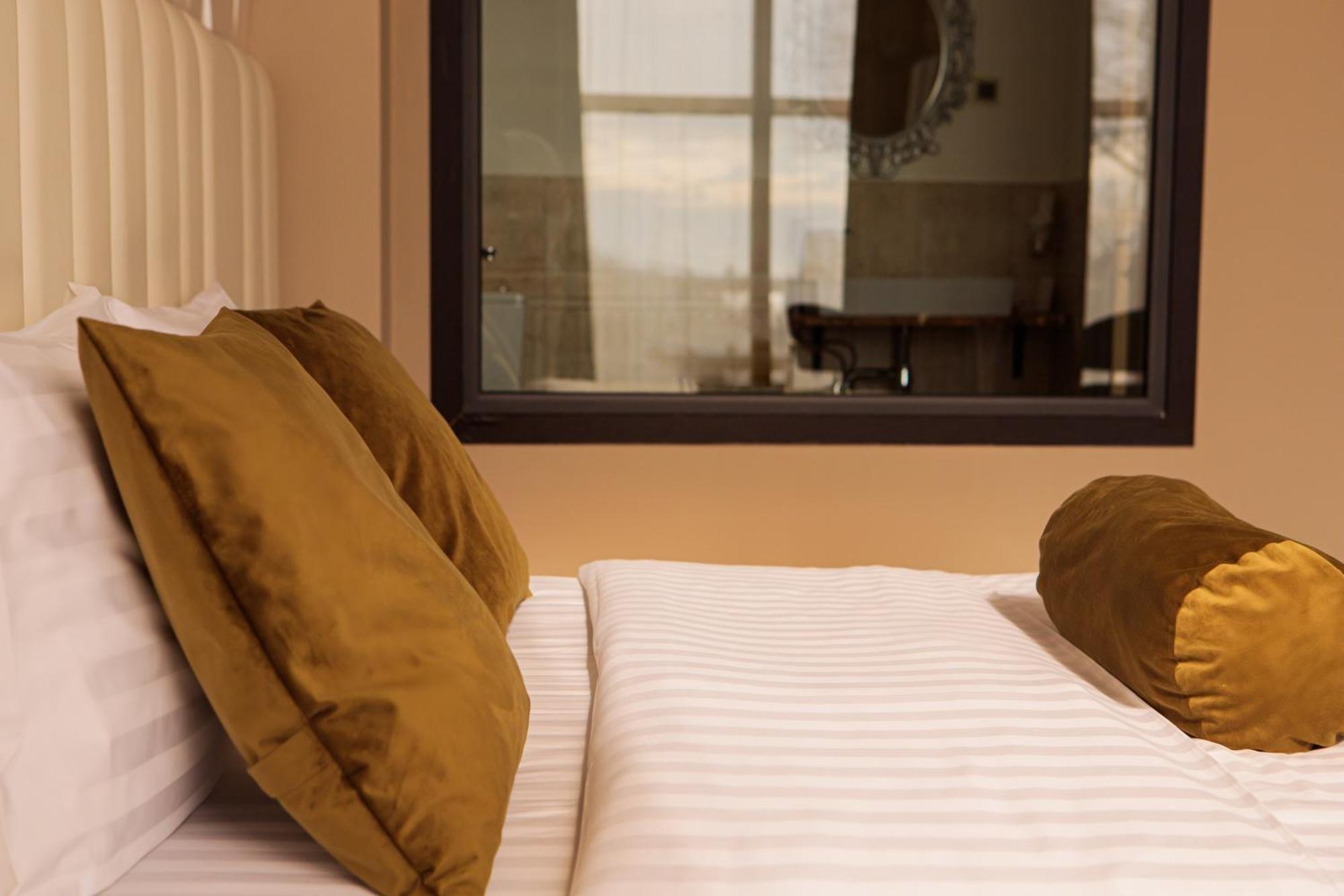 Port Plaza Evn Hotell P'arak'ar Exteriör bild