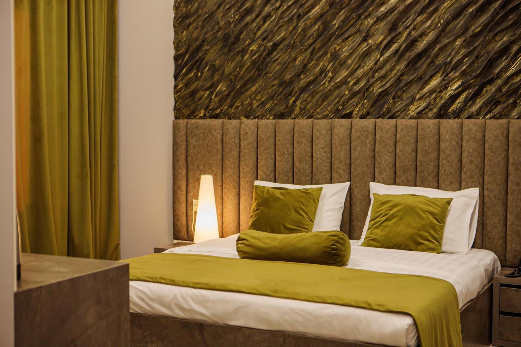 Port Plaza Evn Hotell P'arak'ar Exteriör bild