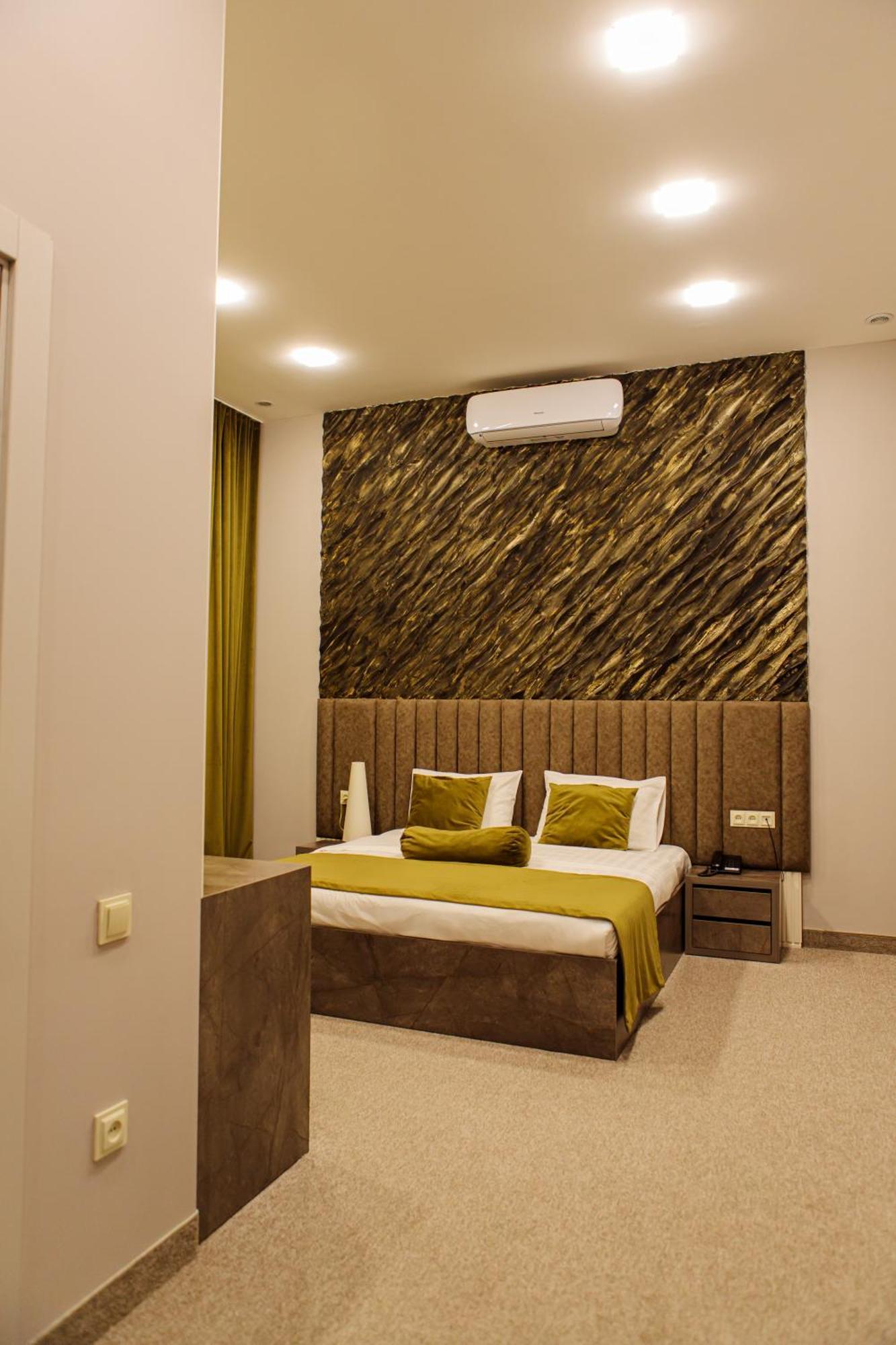 Port Plaza Evn Hotell P'arak'ar Exteriör bild