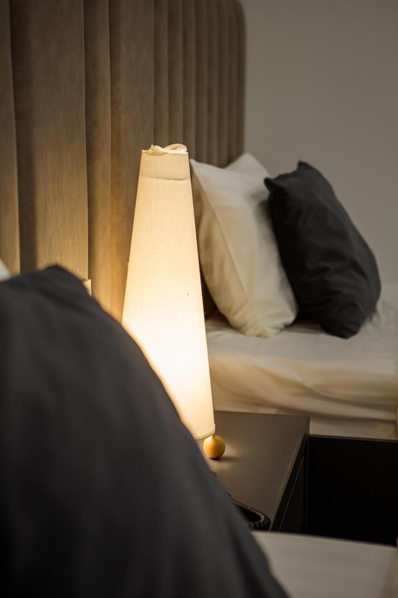 Port Plaza Evn Hotell P'arak'ar Exteriör bild