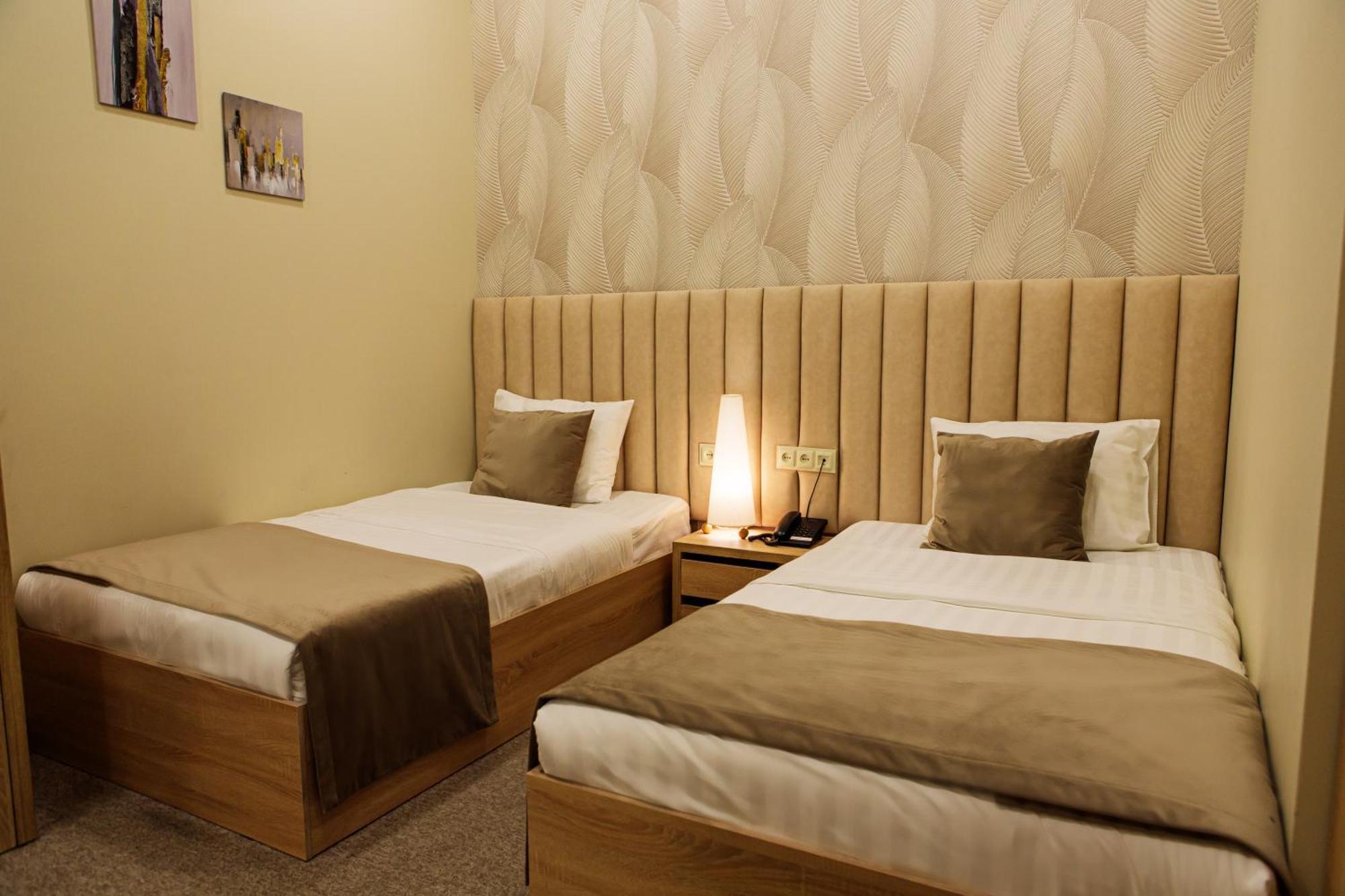 Port Plaza Evn Hotell P'arak'ar Exteriör bild