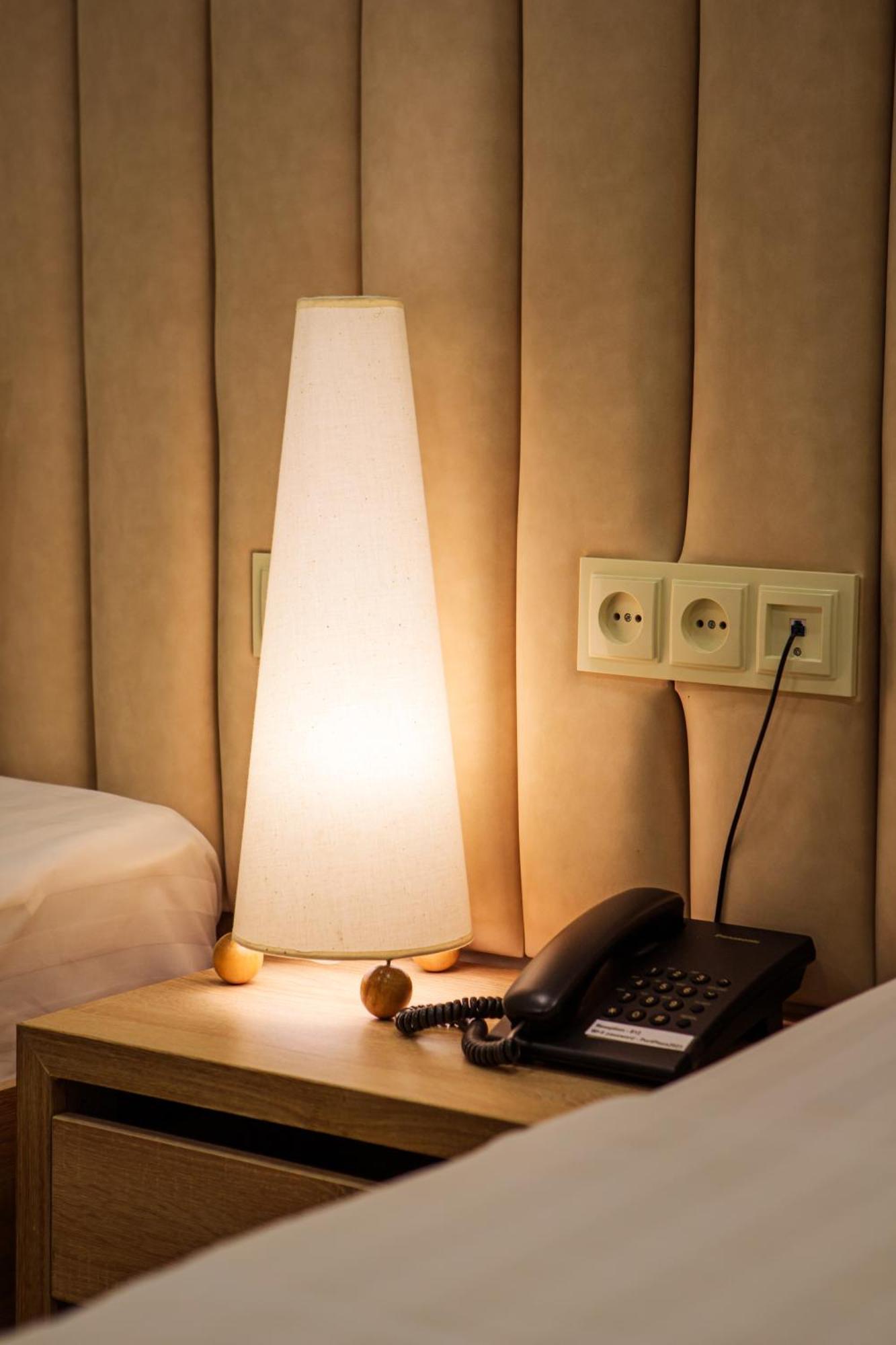 Port Plaza Evn Hotell P'arak'ar Exteriör bild