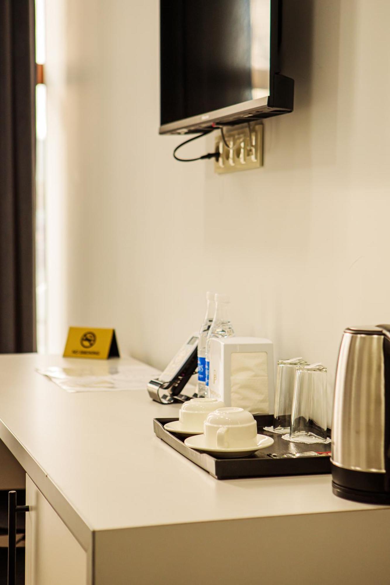 Port Plaza Evn Hotell P'arak'ar Exteriör bild