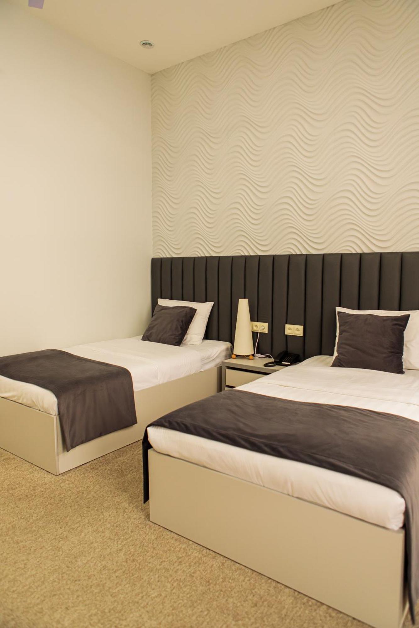 Port Plaza Evn Hotell P'arak'ar Exteriör bild