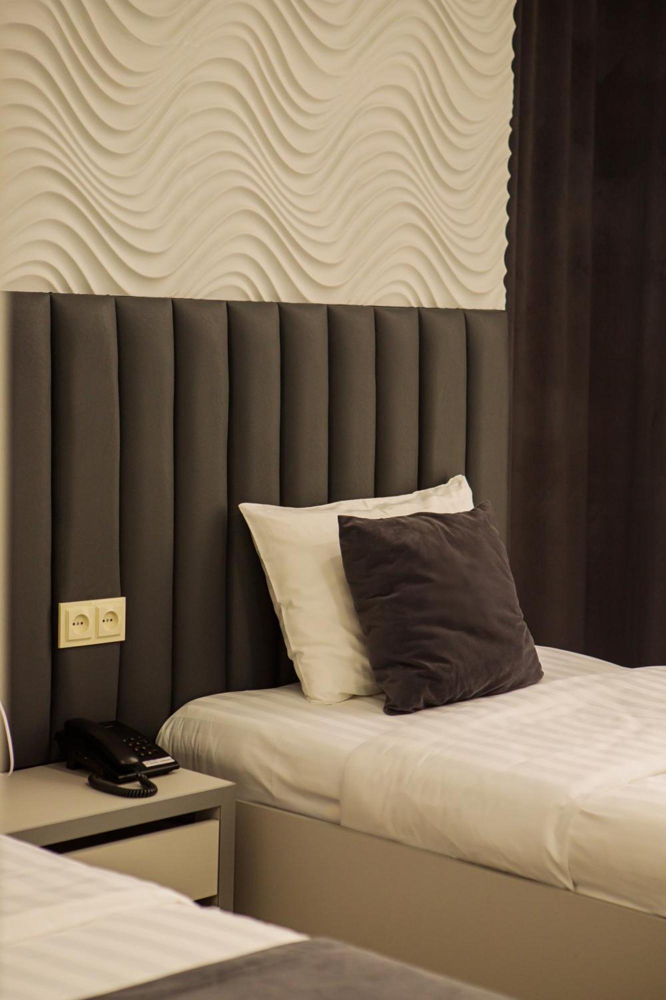 Port Plaza Evn Hotell P'arak'ar Exteriör bild