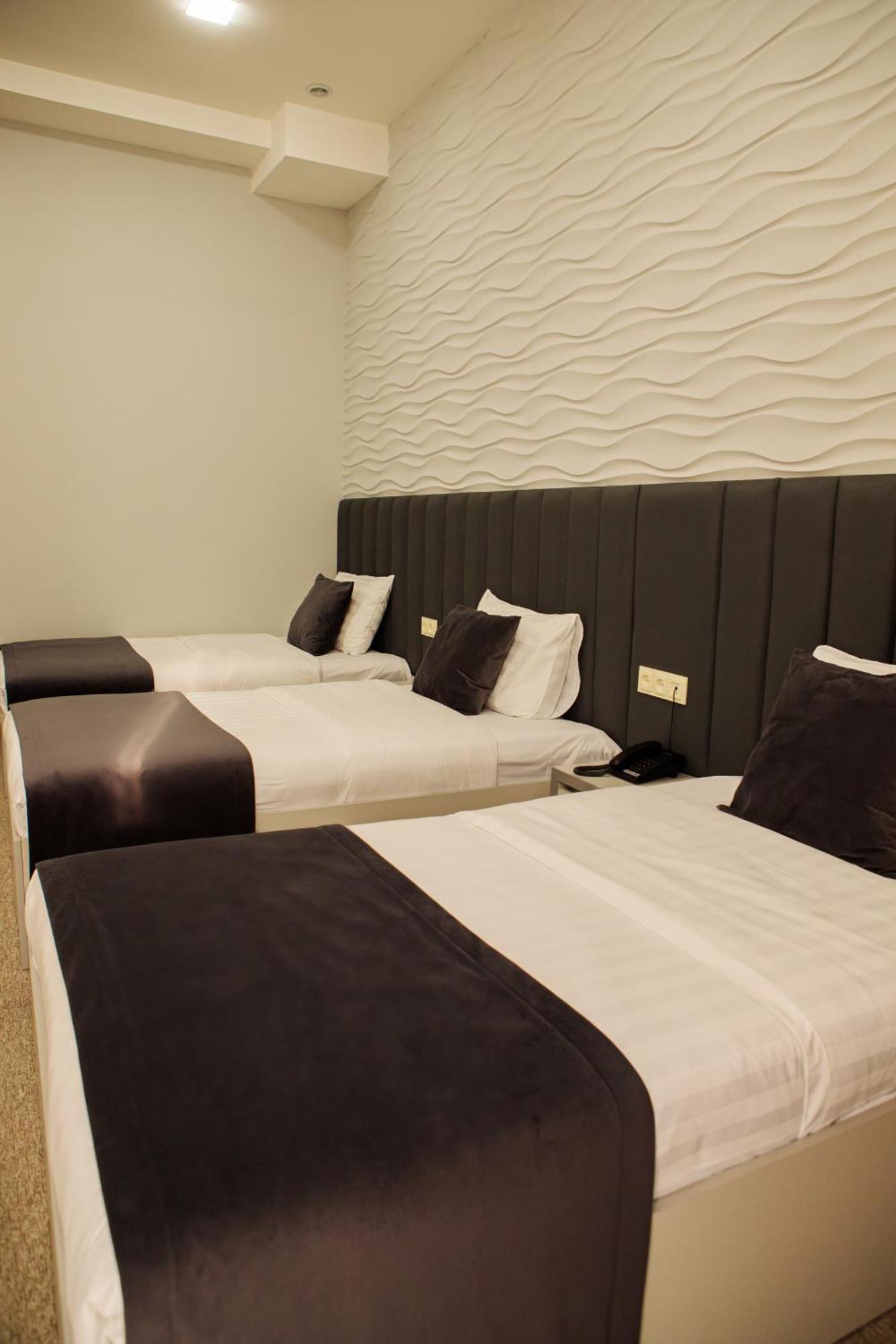 Port Plaza Evn Hotell P'arak'ar Exteriör bild